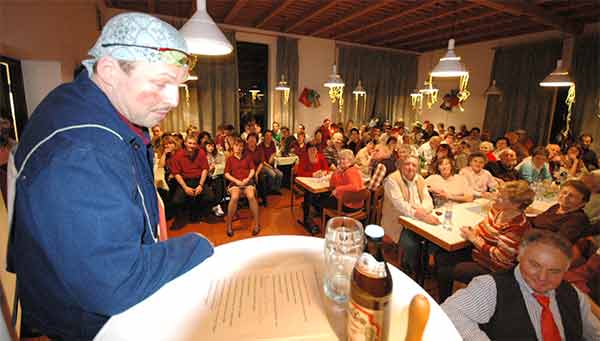Fasching 2008 im Gemeindehaus Hainbronn - Als "Gmaa"-Diener diesmal in der Bütt: Feuerwehrvorsitzender Fitz Suttner 